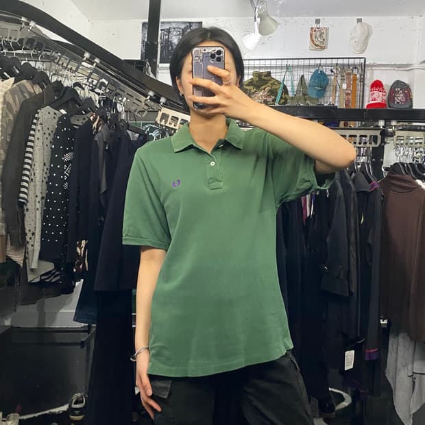 Fred Perry 로고 자수 디테일 그린 반팔티셔츠