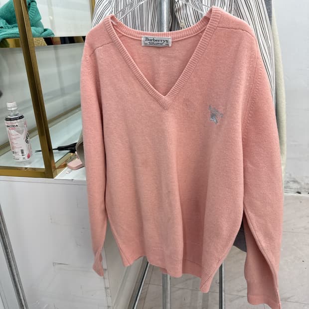 버버리 브이넥니트 핑크