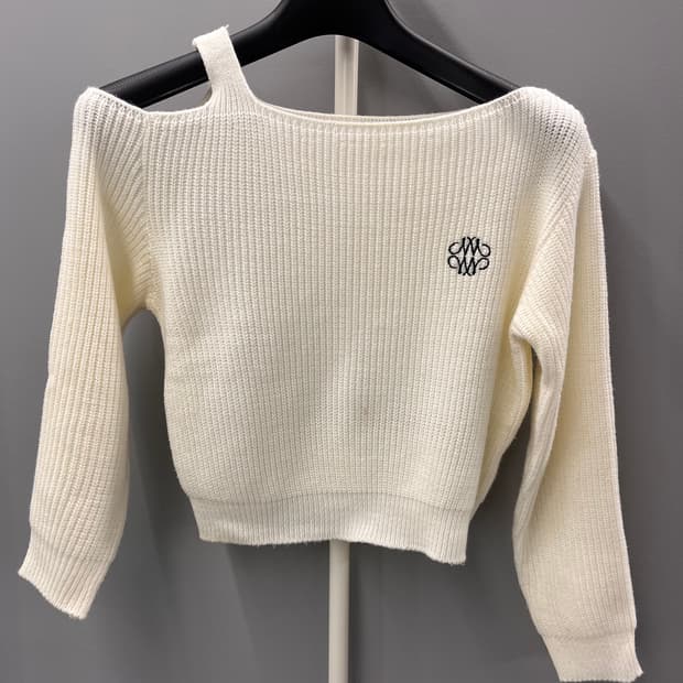 닉앤니콜 어깨트임 니트 아이보리