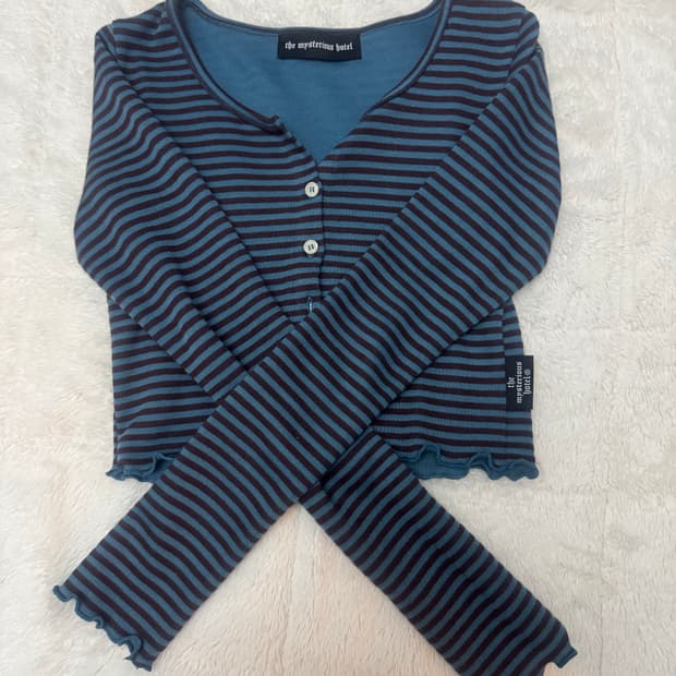 더미스테리어스호텔 스트라이프 단추 가디건