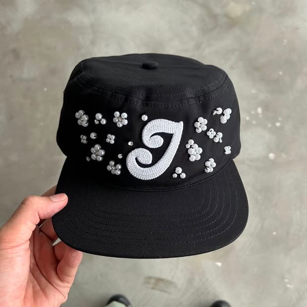 2IDIOTS LABEL DAISY PILLBOX CAP