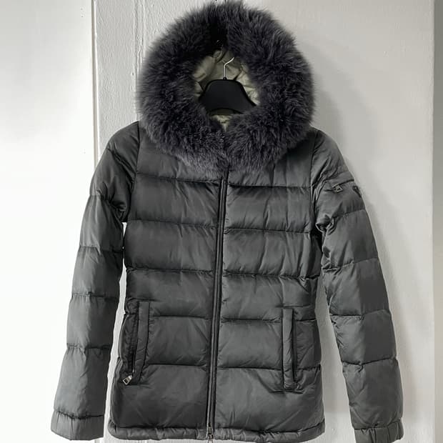 프라다 삼각 로고 폭스 퍼 패딩