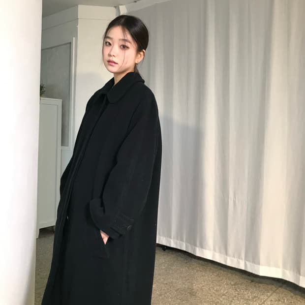 스티치 디테일 블랙 코트