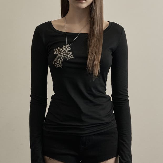 일리오 블랙 레오파드 크로스 넥클리스 탑
