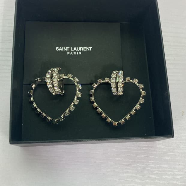 (새제품) 생로랑 하트 귀찌 팝니다