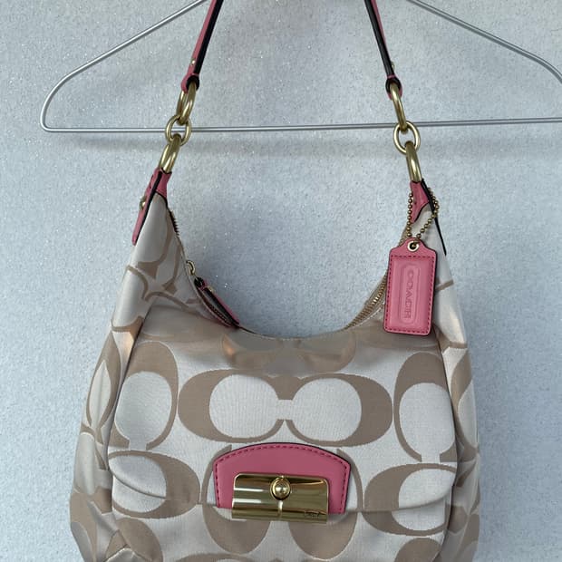 코치 시그니처 숄더백 핑크베이지