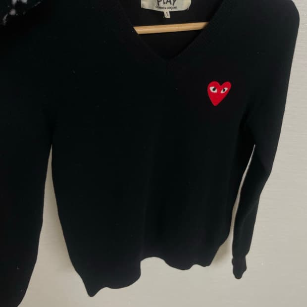 꼼데가르송 브이넥 레드와펜