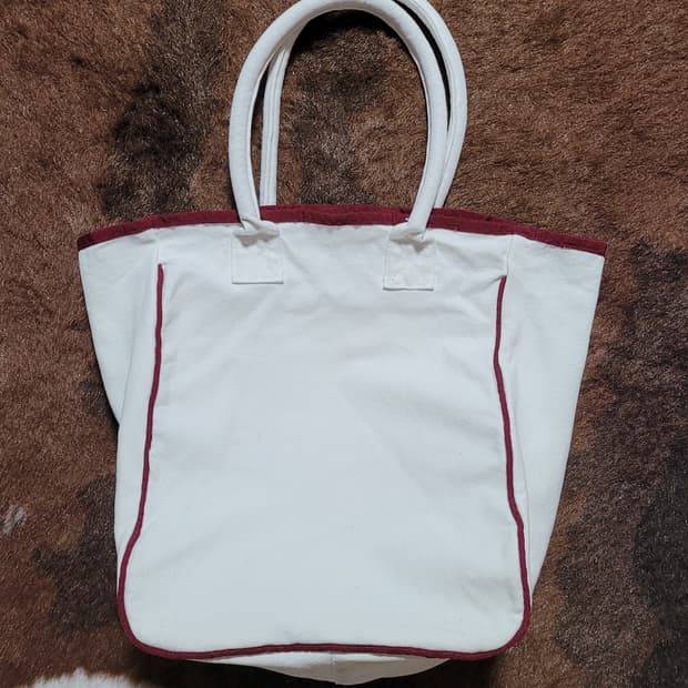 유니크한 디자인의 캔버스 토트백