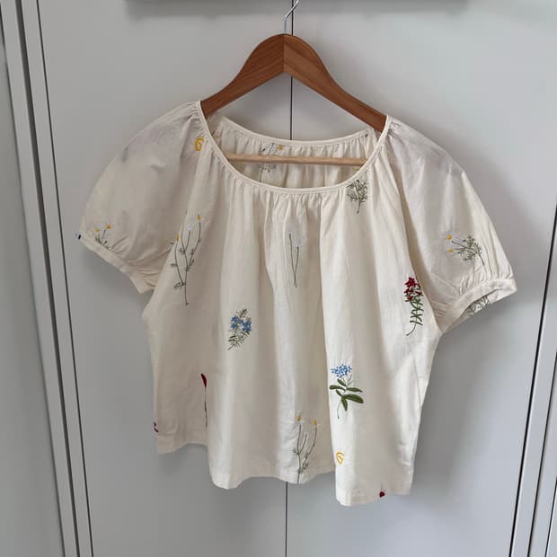 Colorer 꽃 자수 아이보리 반팔 블라우스