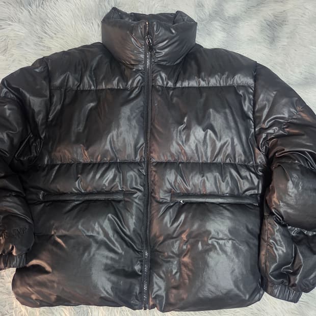 raive 블랙 광택 숏 패딩 점퍼