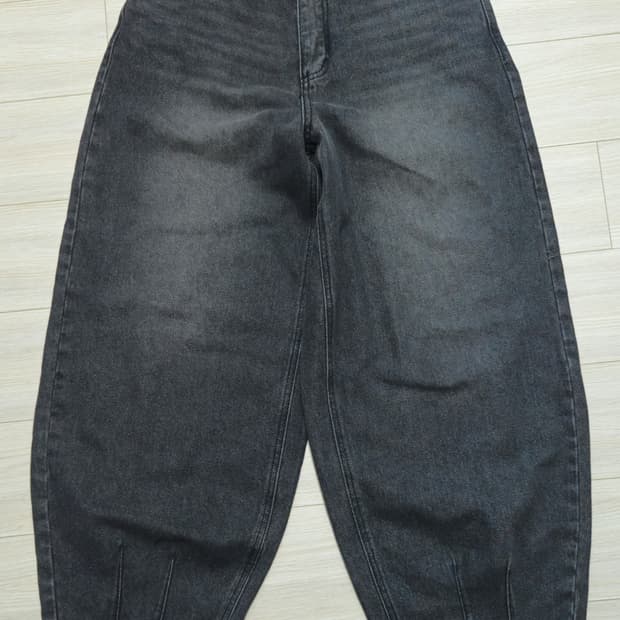 커브드 벌룬 다트 데님팬츠 더스트블랙