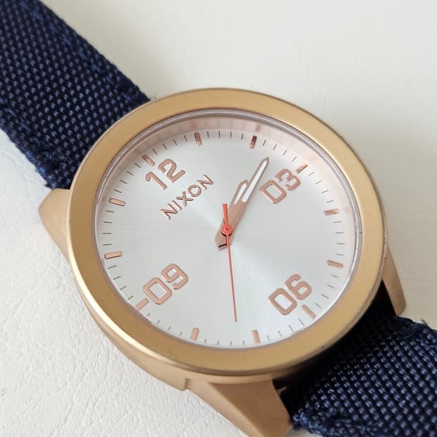 Nixon 닉슨 골드 프레임 네이비 시계