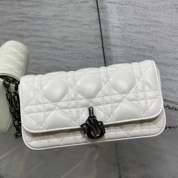 디올 크로스 백시그니처 넝쿨 체크로 클래식한 레터링 참장식
