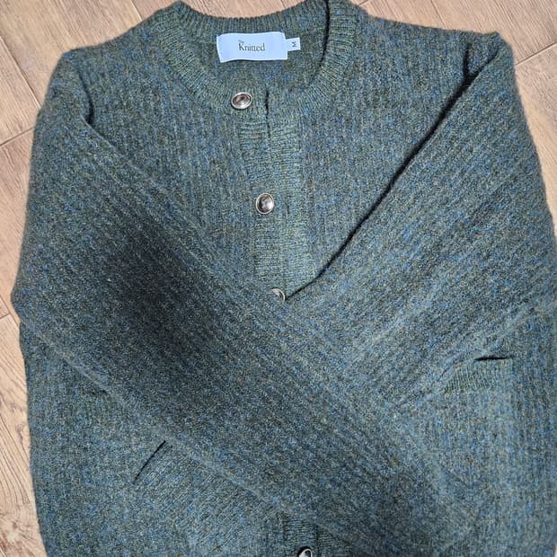 kkst 깡스타일리스트 니티드 울 버튼 포켓 크롭 가디건 다크 올리브