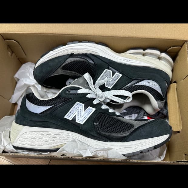 뉴발란스 2002R 블랙 235mm 판매