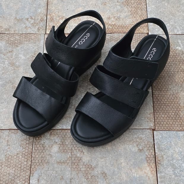 (220)에코 스트랩 레더 블랙 샌들
