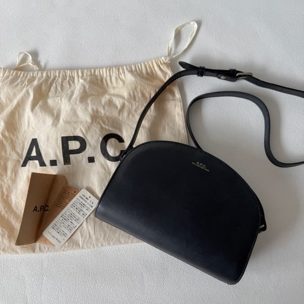 아페쎄(A.P.C) 사피아노 하프문백(NAVY)