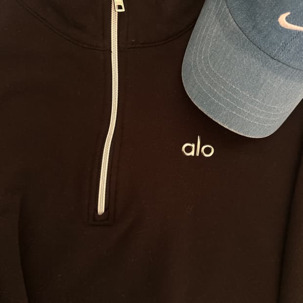 알로 요가(Alo Yoga)의 어콜레이드 1/4 집 풀오버