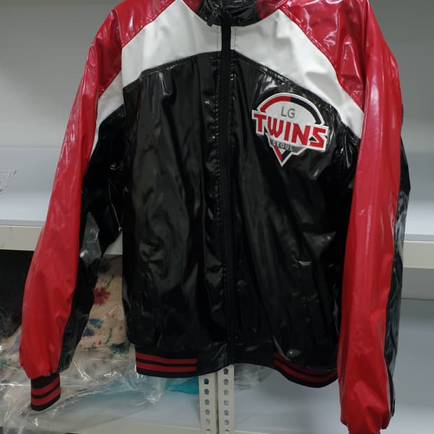 엘지트윈스 유광잠바 점퍼 110사이즈 팝니다