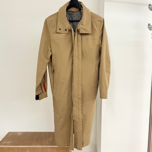 프라다 카멜 테크니컬 트렌치 코트