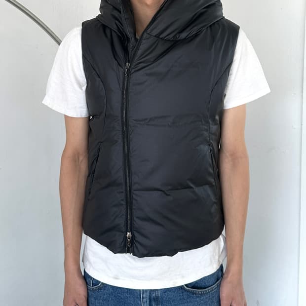 어태치먼트 비대칭 패딩 베스트