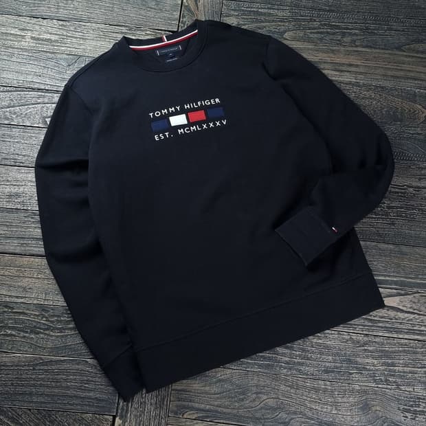 [타미힐피거] 로고 자수 맨투맨 블랙 M18405
