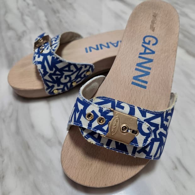 가니 X Dr.숄 우드솔 샌들