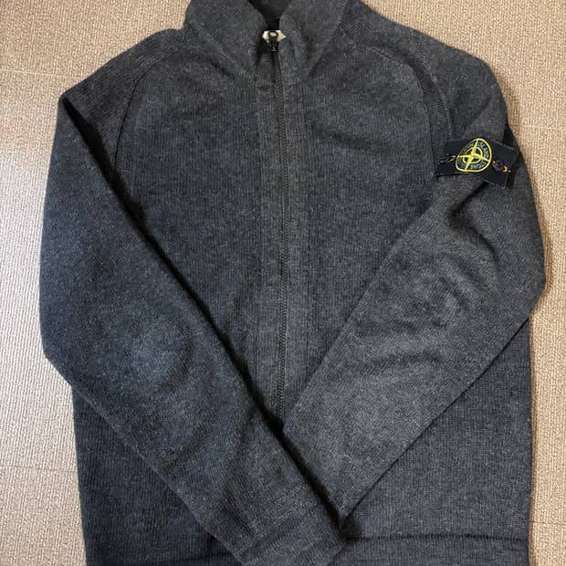 스톤아일랜드 니트집업(국문택 사진밝게나옴 실제로는 블랙