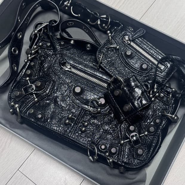 발렌시아가 피어싱 플랩백 판매합니다!