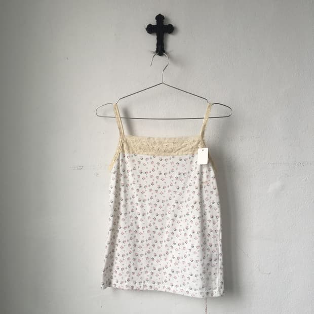 Lace point flower pattern sleeveless