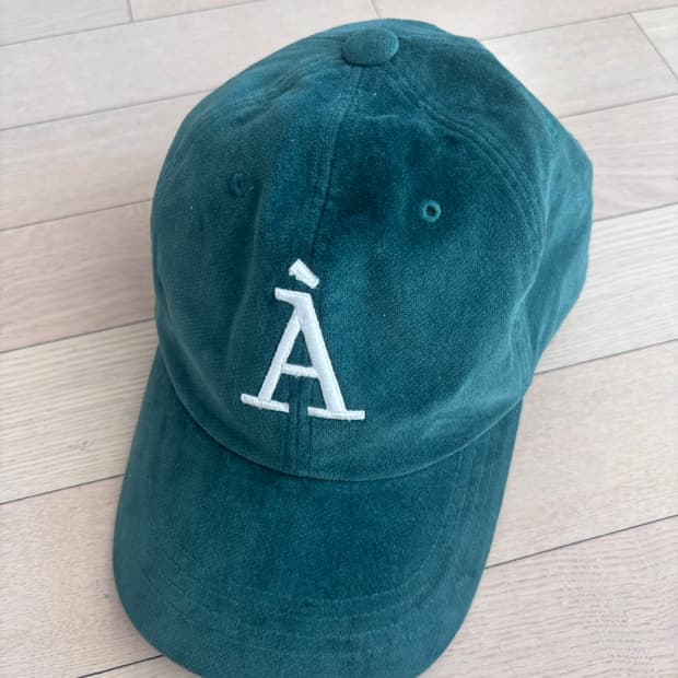 아비에무아 강민경 벨벳 볼캡 