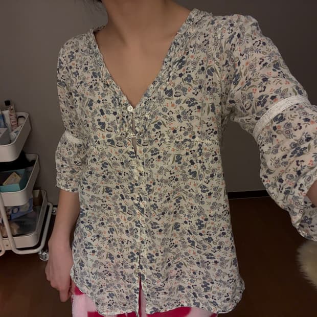 빈티지 잔꽃 플라워 패턴 브이넥 단추 7부 반소매 블라우스 모리걸 하구미
