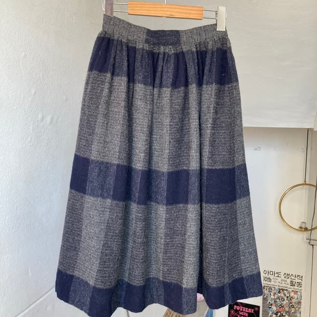 울 100% 플레어 미디 스커트