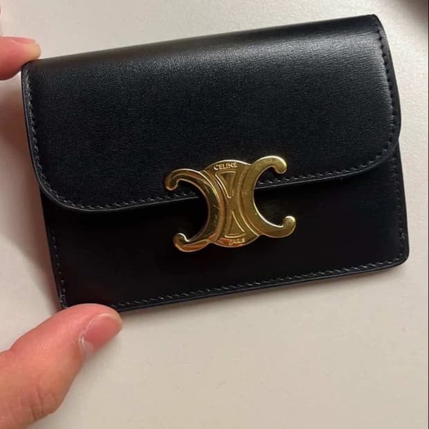 셀린느 트리옹프 지갑 팝니다