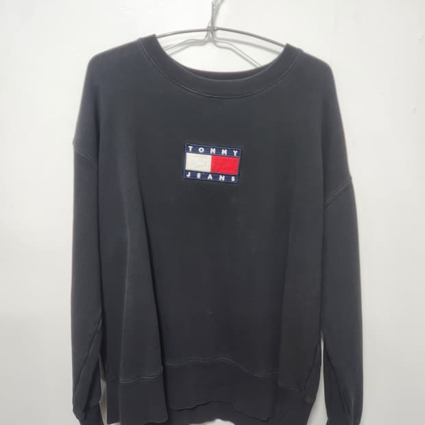 [정품] 타미 진스 90s 센터 빅로고 맨투맨 블랙