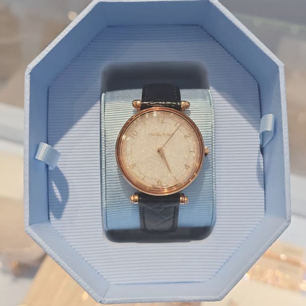 정가60만~새제품)스와로브스키 블랙 크리스탈린 시계 정품