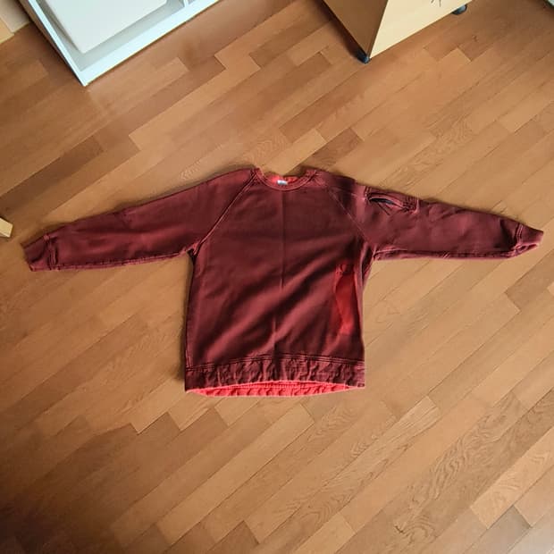 C.P. 컴퍼니 맨투맨 버건디 105