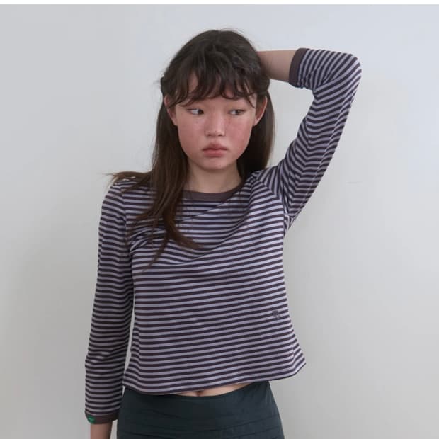 노컨텐츠 숄더 스냅 티셔츠 브라운