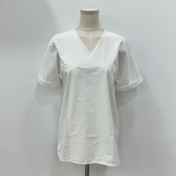 미샤 펀칭 디테일 브이넥 블라우스