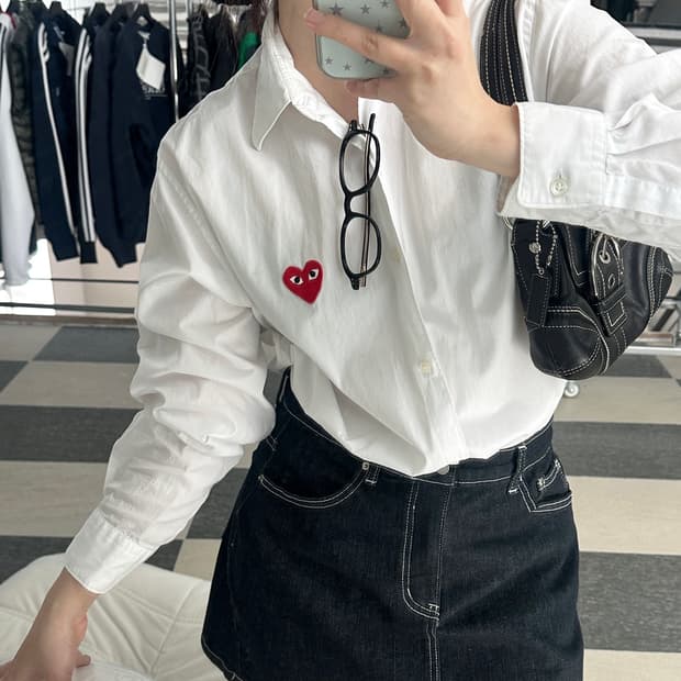 꼼데가르송 레드와펜 화이트 셔츠 