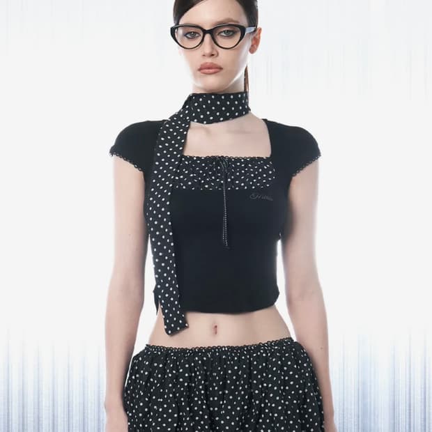 [새 제품] 힐다 도트 스퀘어 크롭 탑 블랙