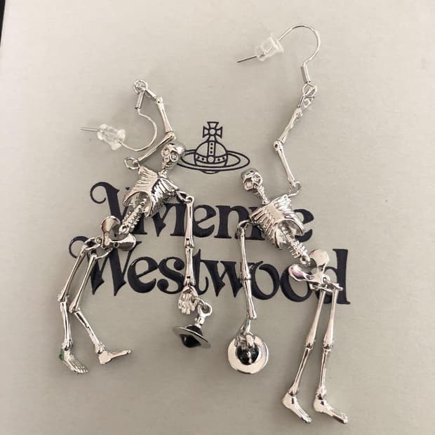 풀박스) 비비안 웨스트우드 해골 귀걸이