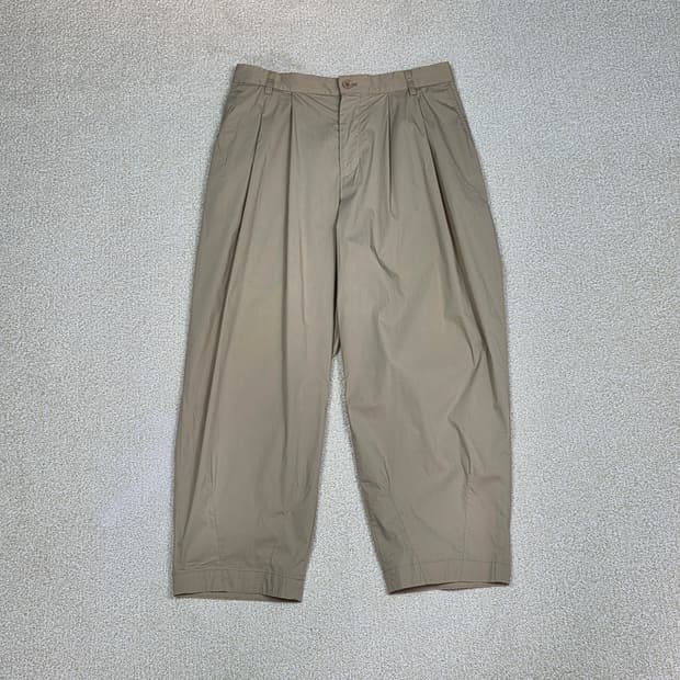 [비이커] 세미 배기핏 코튼 블렌드 턱 팬츠 | A00173