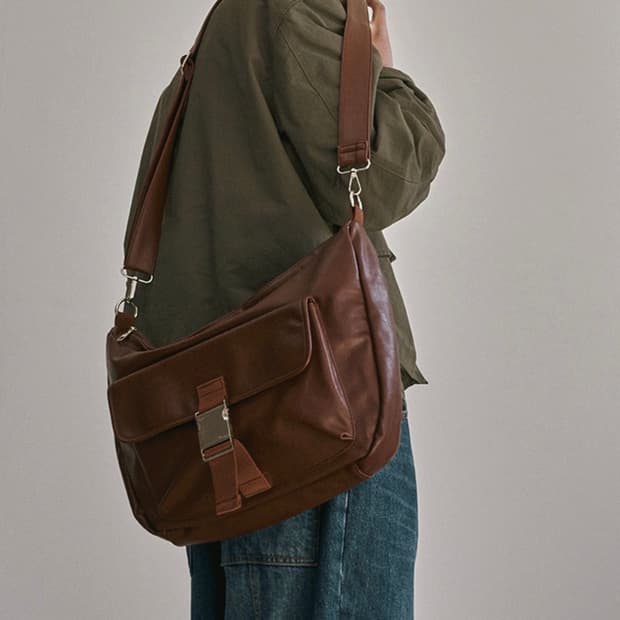 컨셉타이드 미니멀 레더 버클 호보백_Brown