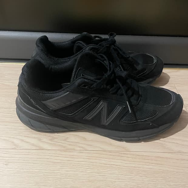 뉴발란스 990v5 트리플블랙