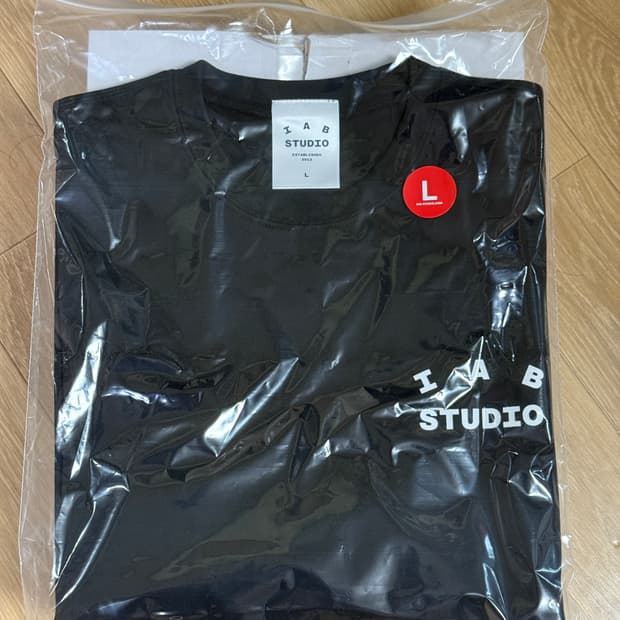 IAB Studio Basic T-Shirt Black White L
