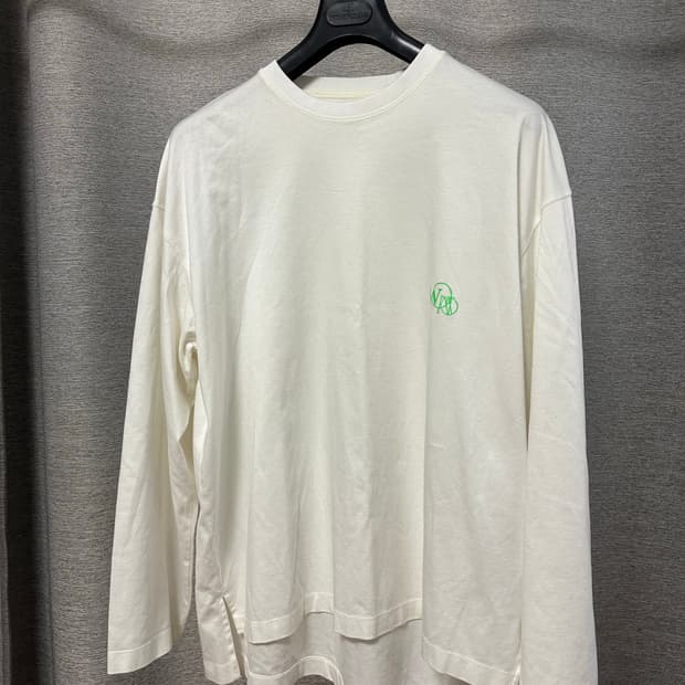 (48) 우영미 글로우 백로고 롱슬리브 아이보리 