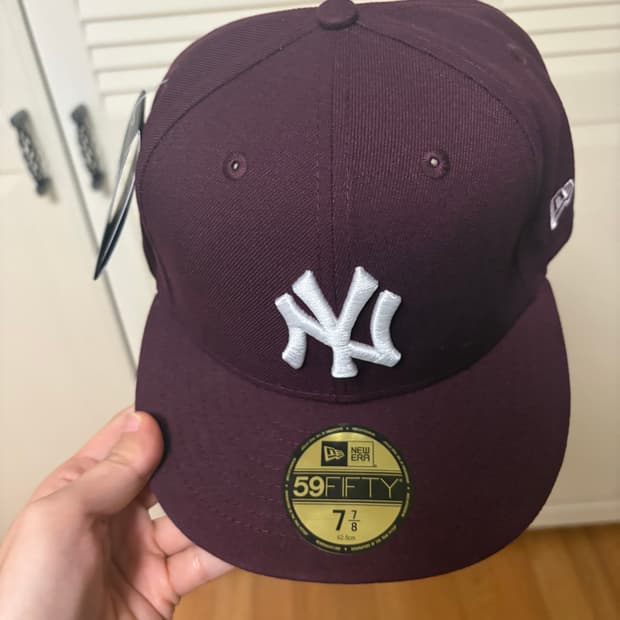 뉴에라 양키스 버건디 캡 7 7/8 새제품