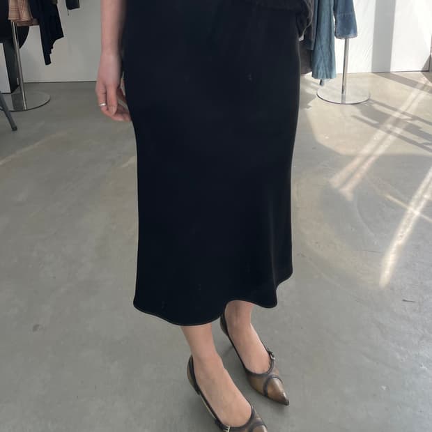 Calvin Klein 블랙 미디 스커트