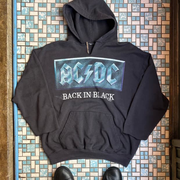 AC/DC의 'Back in Blac Hoodie